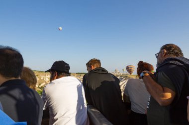 GOREME, TURKEY 2023, Ağustos 08: balon uçuşu, Kapadokya 'nın büyük turistik cazibesi. Kapadokya dünya çapında sıcak hava balonlarıyla uçmak için en iyi yer olarak bilinir.