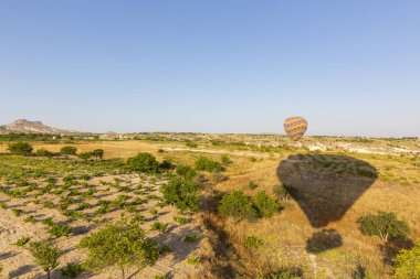 Balonla uçmak, Kapadokya 'nın büyük turistik cazibesi. Kapadokya dünya çapında sıcak hava balonlarıyla uçmak için en iyi yer olarak bilinir.