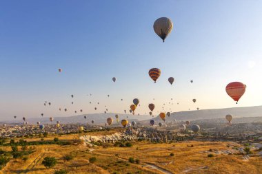 Balonla uçmak, Kapadokya 'nın büyük turistik cazibesi. Kapadokya dünya çapında sıcak hava balonlarıyla uçmak için en iyi yer olarak bilinir.