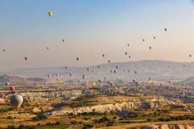 Balonla uçmak, Kapadokya 'nın büyük turistik cazibesi. Kapadokya dünya çapında sıcak hava balonlarıyla uçmak için en iyi yer olarak bilinir.