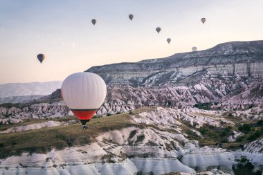Balonla uçmak, Kapadokya 'nın büyük turistik cazibesi. Kapadokya dünya çapında sıcak hava balonlarıyla uçmak için en iyi yer olarak bilinir.