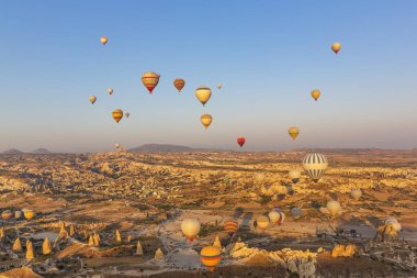 Balonla uçmak, Kapadokya 'nın büyük turistik cazibesi. Kapadokya dünya çapında sıcak hava balonlarıyla uçmak için en iyi yer olarak bilinir.