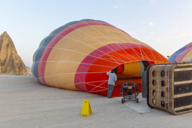 Sıcak hava balonu, alev ve sepet yerde yatarken havayla doluyor ve kalkışa hazırlanıyor, Kapadokya.