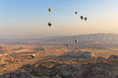 Balonla uçmak, Kapadokya 'nın büyük turistik cazibesi. Kapadokya dünya çapında sıcak hava balonlarıyla uçmak için en iyi yer olarak bilinir.