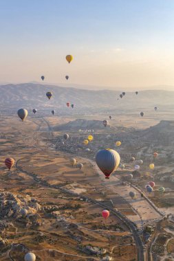 Balonla uçmak, Kapadokya 'nın büyük turistik cazibesi. Kapadokya dünya çapında sıcak hava balonlarıyla uçmak için en iyi yer olarak bilinir.