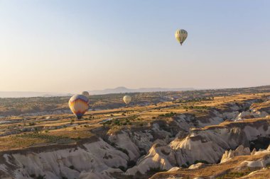Balonla uçmak, Kapadokya 'nın büyük turistik cazibesi. Kapadokya dünya çapında sıcak hava balonlarıyla uçmak için en iyi yer olarak bilinir.