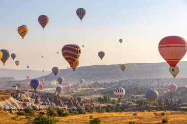 Balonla uçmak, Kapadokya 'nın büyük turistik cazibesi. Kapadokya dünya çapında sıcak hava balonlarıyla uçmak için en iyi yer olarak bilinir.