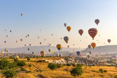 Balonla uçmak, Kapadokya 'nın büyük turistik cazibesi. Kapadokya dünya çapında sıcak hava balonlarıyla uçmak için en iyi yer olarak bilinir.