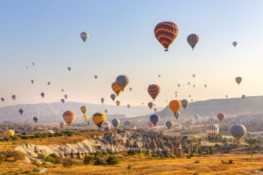 Balonla uçmak, Kapadokya 'nın büyük turistik cazibesi. Kapadokya dünya çapında sıcak hava balonlarıyla uçmak için en iyi yer olarak bilinir.