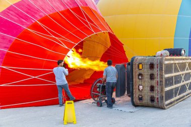 Sıcak hava balonu, alev ve sepet yerde yatarken havayla doluyor ve kalkışa hazırlanıyor, Kapadokya.