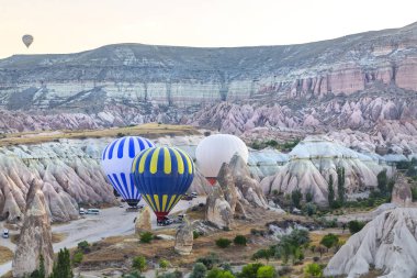 Balonla uçmak, Kapadokya 'nın büyük turistik cazibesi. Kapadokya dünya çapında sıcak hava balonlarıyla uçmak için en iyi yer olarak bilinir.