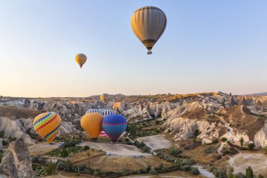 Balonla uçmak, Kapadokya 'nın büyük turistik cazibesi. Kapadokya dünya çapında sıcak hava balonlarıyla uçmak için en iyi yer olarak bilinir.