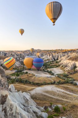 Balonla uçmak, Kapadokya 'nın büyük turistik cazibesi. Kapadokya dünya çapında sıcak hava balonlarıyla uçmak için en iyi yer olarak bilinir.