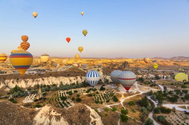 Balonla uçmak, Kapadokya 'nın büyük turistik cazibesi. Kapadokya dünya çapında sıcak hava balonlarıyla uçmak için en iyi yer olarak bilinir.