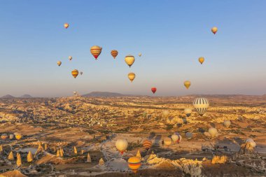 Balonla uçmak, Kapadokya 'nın büyük turistik cazibesi. Kapadokya dünya çapında sıcak hava balonlarıyla uçmak için en iyi yer olarak bilinir.