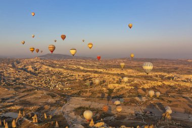 Balonla uçmak, Kapadokya 'nın büyük turistik cazibesi. Kapadokya dünya çapında sıcak hava balonlarıyla uçmak için en iyi yer olarak bilinir.