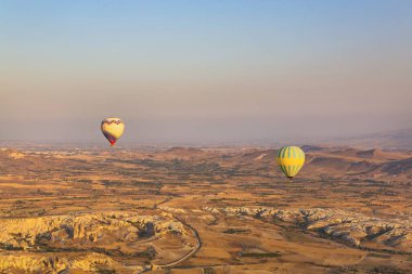 Balonla uçmak, Kapadokya 'nın büyük turistik cazibesi. Kapadokya dünya çapında sıcak hava balonlarıyla uçmak için en iyi yer olarak bilinir.