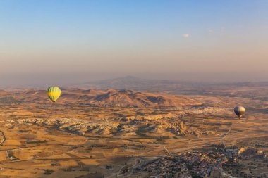 Balonla uçmak, Kapadokya 'nın büyük turistik cazibesi. Kapadokya dünya çapında sıcak hava balonlarıyla uçmak için en iyi yer olarak bilinir.