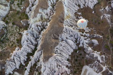 Balonla uçmak, Kapadokya 'nın büyük turistik cazibesi. Kapadokya dünya çapında sıcak hava balonlarıyla uçmak için en iyi yer olarak bilinir.