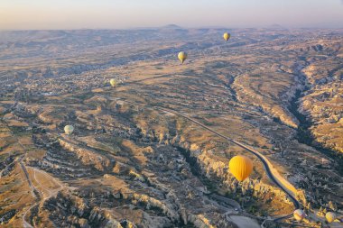 Balonla uçmak, Kapadokya 'nın büyük turistik cazibesi. Kapadokya dünya çapında sıcak hava balonlarıyla uçmak için en iyi yer olarak bilinir.