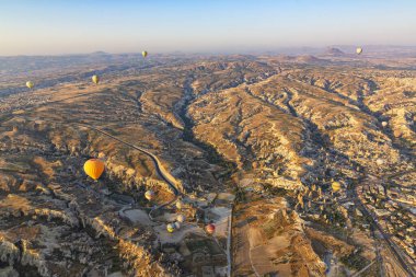 Balonla uçmak, Kapadokya 'nın büyük turistik cazibesi. Kapadokya dünya çapında sıcak hava balonlarıyla uçmak için en iyi yer olarak bilinir.