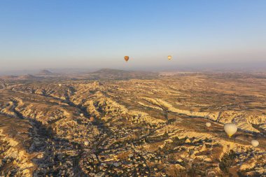 Balonla uçmak, Kapadokya 'nın büyük turistik cazibesi. Kapadokya dünya çapında sıcak hava balonlarıyla uçmak için en iyi yer olarak bilinir.