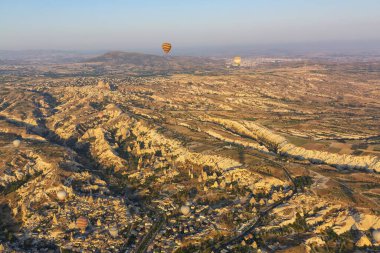 Balonla uçmak, Kapadokya 'nın büyük turistik cazibesi. Kapadokya dünya çapında sıcak hava balonlarıyla uçmak için en iyi yer olarak bilinir.