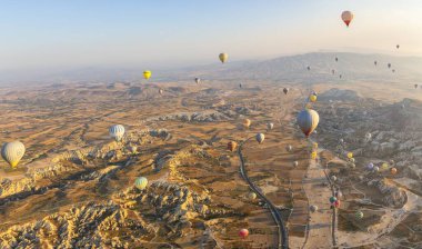 Balonla uçmak, Kapadokya 'nın büyük turistik cazibesi. Kapadokya dünya çapında sıcak hava balonlarıyla uçmak için en iyi yer olarak bilinir.