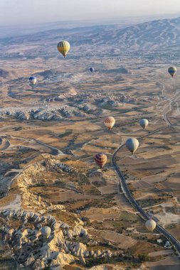 Balonla uçmak, Kapadokya 'nın büyük turistik cazibesi. Kapadokya dünya çapında sıcak hava balonlarıyla uçmak için en iyi yer olarak bilinir.