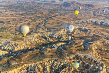 Balonla uçmak, Kapadokya 'nın büyük turistik cazibesi. Kapadokya dünya çapında sıcak hava balonlarıyla uçmak için en iyi yer olarak bilinir.