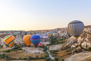 Balonla uçmak, Kapadokya 'nın büyük turistik cazibesi. Kapadokya dünya çapında sıcak hava balonlarıyla uçmak için en iyi yer olarak bilinir.