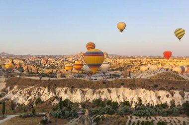 Balonla uçmak, Kapadokya 'nın büyük turistik cazibesi. Kapadokya dünya çapında sıcak hava balonlarıyla uçmak için en iyi yer olarak bilinir.
