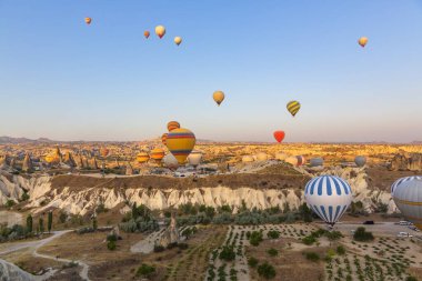 Balonla uçmak, Kapadokya 'nın büyük turistik cazibesi. Kapadokya dünya çapında sıcak hava balonlarıyla uçmak için en iyi yer olarak bilinir.