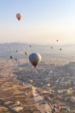 Balonla uçmak, Kapadokya 'nın büyük turistik cazibesi. Kapadokya dünya çapında sıcak hava balonlarıyla uçmak için en iyi yer olarak bilinir.