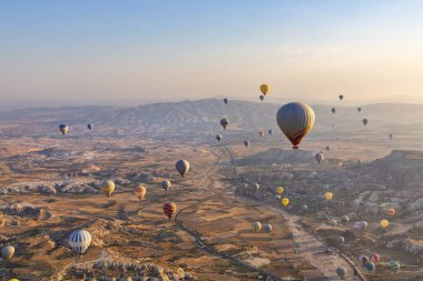 Balonla uçmak, Kapadokya 'nın büyük turistik cazibesi. Kapadokya dünya çapında sıcak hava balonlarıyla uçmak için en iyi yer olarak bilinir.