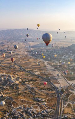Balonla uçmak, Kapadokya 'nın büyük turistik cazibesi. Kapadokya dünya çapında sıcak hava balonlarıyla uçmak için en iyi yer olarak bilinir.