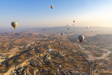 Balonla uçmak, Kapadokya 'nın büyük turistik cazibesi. Kapadokya dünya çapında sıcak hava balonlarıyla uçmak için en iyi yer olarak bilinir.