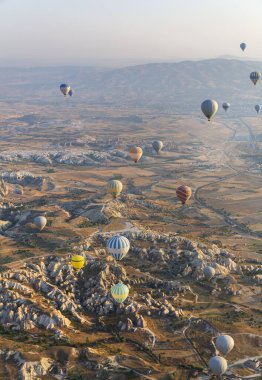 Balonla uçmak, Kapadokya 'nın büyük turistik cazibesi. Kapadokya dünya çapında sıcak hava balonlarıyla uçmak için en iyi yer olarak bilinir.