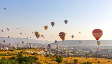 Balonla uçmak, Kapadokya 'nın büyük turistik cazibesi. Kapadokya dünya çapında sıcak hava balonlarıyla uçmak için en iyi yer olarak bilinir.