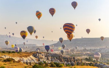 Balonla uçmak, Kapadokya 'nın büyük turistik cazibesi. Kapadokya dünya çapında sıcak hava balonlarıyla uçmak için en iyi yer olarak bilinir.