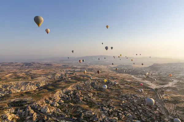 Balonla uçmak, Kapadokya 'nın büyük turistik cazibesi. Kapadokya dünya çapında sıcak hava balonlarıyla uçmak için en iyi yer olarak bilinir.