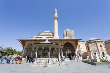 KONYA, TURKEY 2023 Ağustos 09: Konya Mevlana Müzesi. Mevlana dönen derviş topluluğunun kurucusuydu.