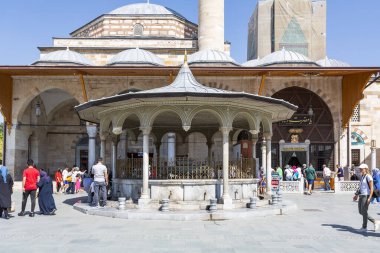 KONYA, TURKEY 2023 Ağustos 09: Konya Mevlana Müzesi. Mevlana dönen derviş topluluğunun kurucusuydu.