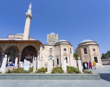 KONYA, TURKEY 2023 Ağustos 09: Konya Mevlana Müzesi. Mevlana dönen derviş topluluğunun kurucusuydu.