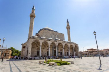Osmanlı döneminde inşa edilen Selimiye Camii, Mevlana mozolesinin yakınında yer almaktadır.