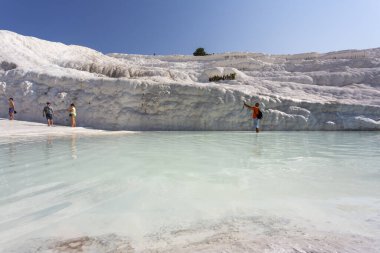 Türkiye 'de bir Unesco miras alanı olan Pamukkale' nin ünlü travertin oluşumları