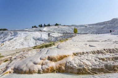 Türkiye 'de bir Unesco miras alanı olan Pamukkale' nin ünlü travertin oluşumları