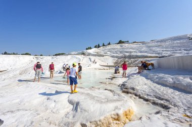 PAMUKALE, TURKEY 2023, 10 Ağustos: Türkiye 'de bir Unesco miras sitesi olan Pamukkale' nin ünlü travertin oluşumları