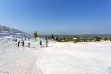 PAMUKALE, TURKEY 2023, 10 Ağustos: Türkiye 'de bir Unesco miras sitesi olan Pamukkale' nin ünlü travertin oluşumları