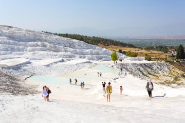 Türkiye 'de bir Unesco miras alanı olan Pamukkale' nin ünlü travertin oluşumları
